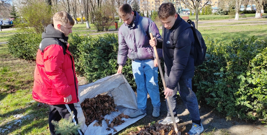 Уборка поляны партизан