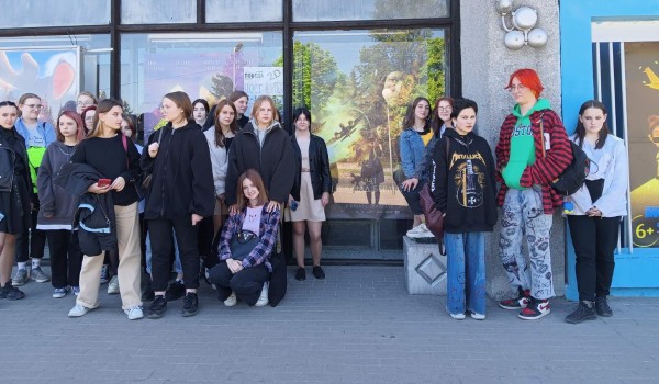Учащиеся на премьере фильма